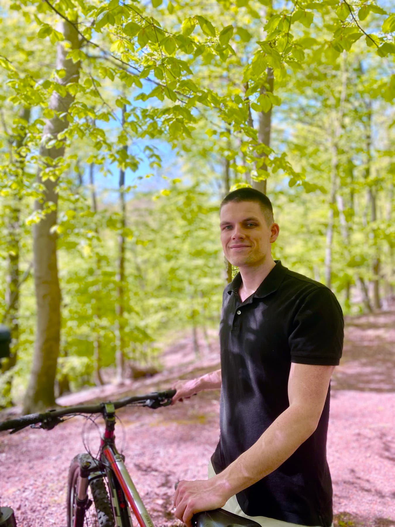 Leopold Rubbey mit seinem Mountainbike im Wald